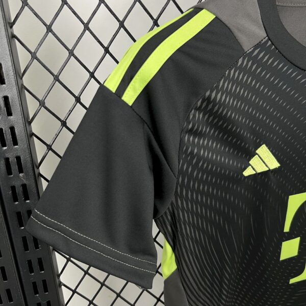 Bayern Munich 2025/26 Blackn Goalkeeper Kids Kit - Image 7