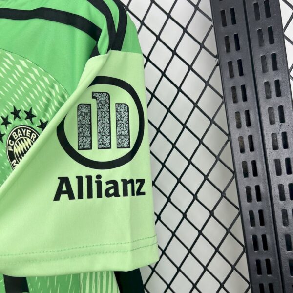Bayern Munich 2025/26 Green Goalkeeper Jersey - Image 4