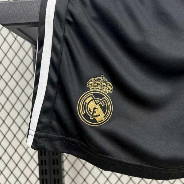 Real Madrid 2022/23 Dragon Kids Kit - Image 4