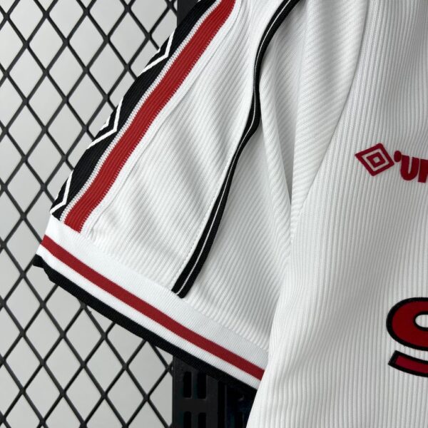Manchester United 1998/99 White Retro Jersey - Image 10