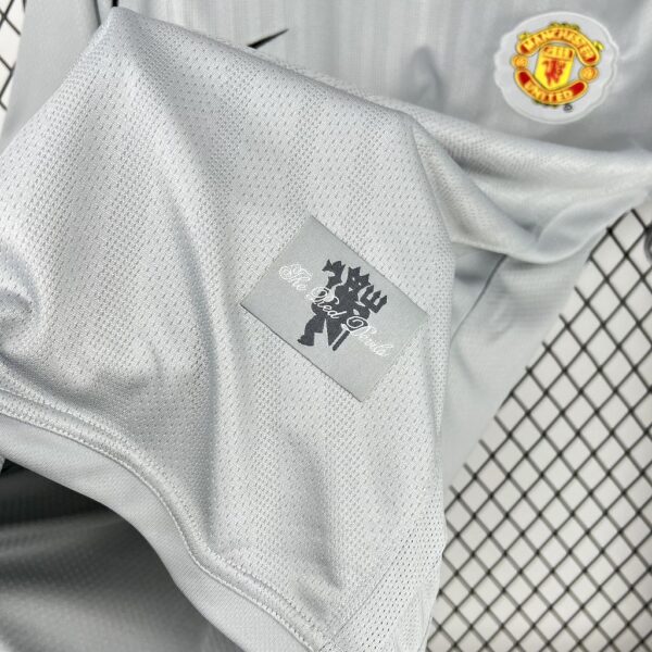 Manchester United 2007/08 Grey Goalkeeper Retro Jersey - Image 3